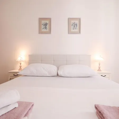 Modern Eingerichtete Mit Grosser Privater Terasse- Aussendusche Und By Interhome Apartment