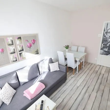 Modern Eingerichtete Mit Grosser Privater Terasse- Aussendusche Und By Interhome Apartment