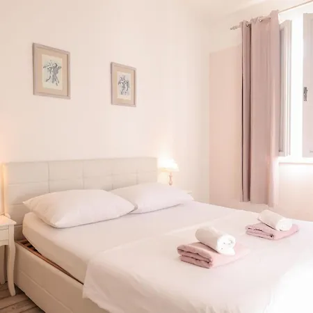 Modern Eingerichtete Mit Grosser Privater Terasse- Aussendusche Und By Interhome * Zadar