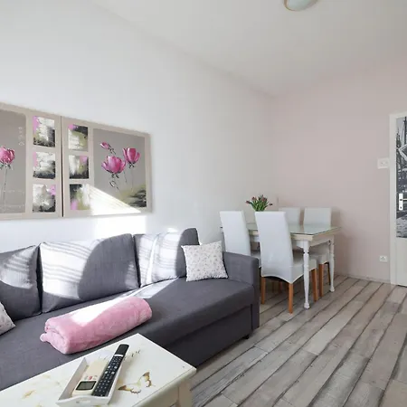 Apartment Modern Eingerichtete Mit Grosser Privater Terasse- Aussendusche Und By Interhome