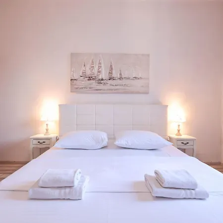 Apartment Modern Eingerichtete Mit Grosser Privater Terasse- Aussendusche Und By Interhome *