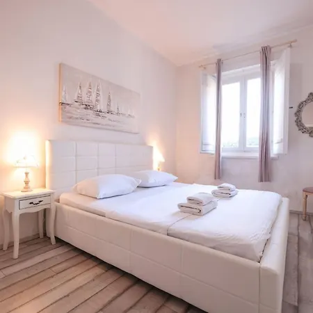 Modern Eingerichtete Mit Grosser Privater Terasse- Aussendusche Und By Interhome Apartment