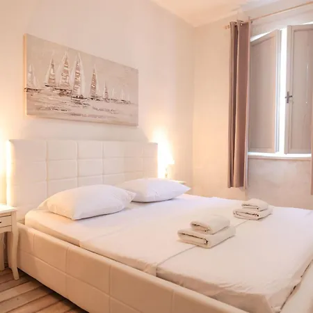 Modern Eingerichtete Mit Grosser Privater Terasse- Aussendusche Und By Interhome Zadar