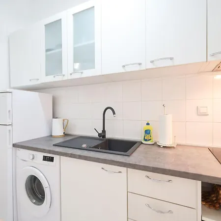 Apartment Modern Eingerichtete Mit Grosser Privater Terasse- Aussendusche Und By Interhome